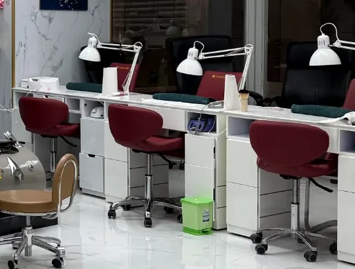 Nageltafels met lampen en bordeaux stoelen